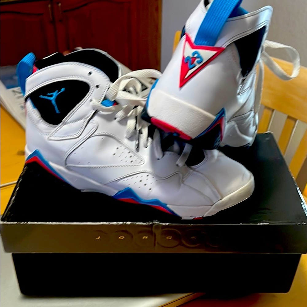⭐️⭐️Host Pick⭐️⭐️ Jordan 7 Retro

White and Orion Blue